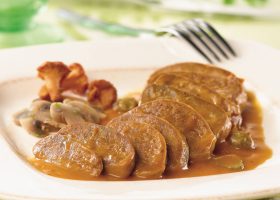 Langue de boeuf  sauce piquante et purée de pomme de terre